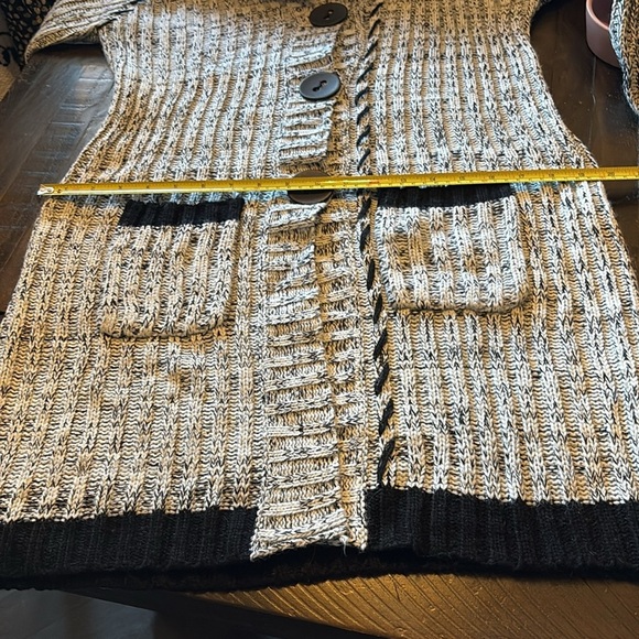 Cozy Black and White Knit Sweater with hood - Picture 8 of 9